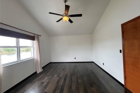 House in Miami, Florida 4 bedrooms, 219.53 sq.m. № 2062559 - photo 19