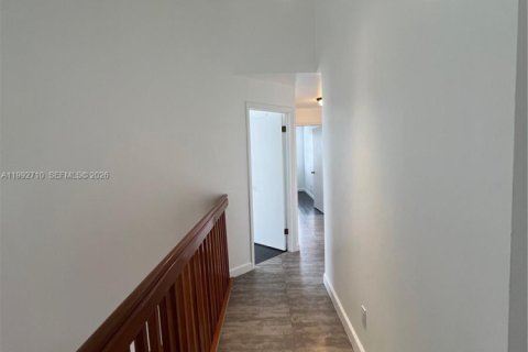 House in Miami, Florida 4 bedrooms, 219.53 sq.m. № 2062559 - photo 30