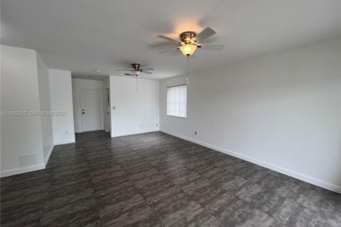 House in Miami, Florida 4 bedrooms, 219.53 sq.m. № 2062559 - photo 14