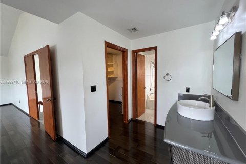 House in Miami, Florida 4 bedrooms, 219.53 sq.m. № 2062559 - photo 7