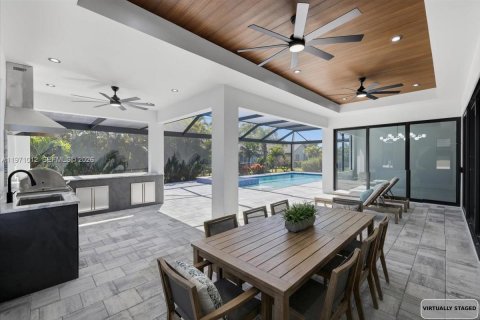 House in Cape Coral, Florida 3 bedrooms, 229.93 sq.m. № 2036470