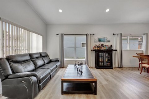 House in Homestead, Florida 4 bedrooms, 196.02 sq.m. № 2041273 - photo 20