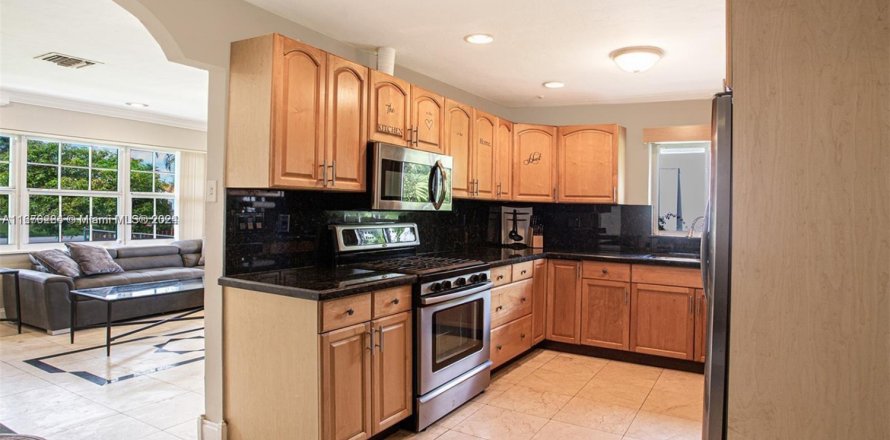 House in Hollywood, Florida 3 bedrooms, 135.64 sq.m. № 1875357
