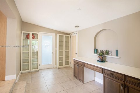 House in Hollywood, Florida 3 bedrooms, 135.64 sq.m. № 1875357 - photo 9