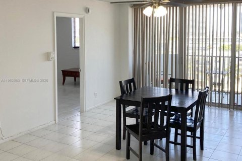 Copropriété à vendre à North Miami Beach, Floride: 1 chambre, 76.92 m2 № 2007956 - photo 3