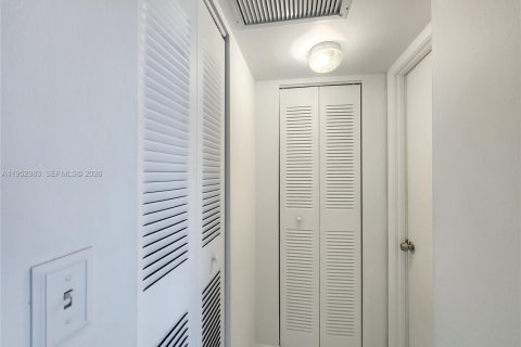 Copropriété à vendre à North Miami Beach, Floride: 1 chambre, 76.92 m2 № 2007956 - photo 25