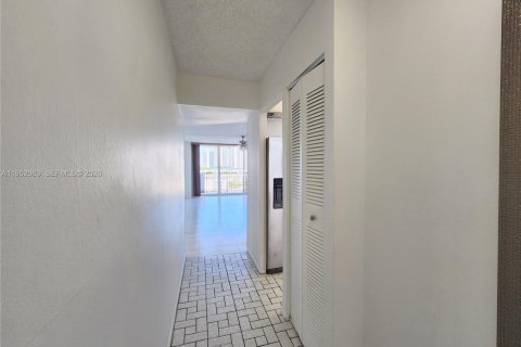 Copropriété à vendre à North Miami Beach, Floride: 1 chambre, 76.92 m2 № 2007956 - photo 12