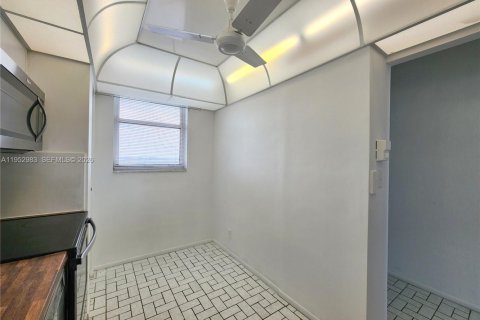 Copropriété à vendre à North Miami Beach, Floride: 1 chambre, 76.92 m2 № 2007956 - photo 11