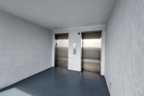 Copropriété à vendre à North Miami Beach, Floride: 1 chambre, 76.92 m2 № 2007956 - photo 28