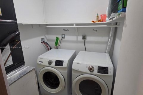 Condo in Miami, Florida, 3 bedrooms № 1949428 - photo 17