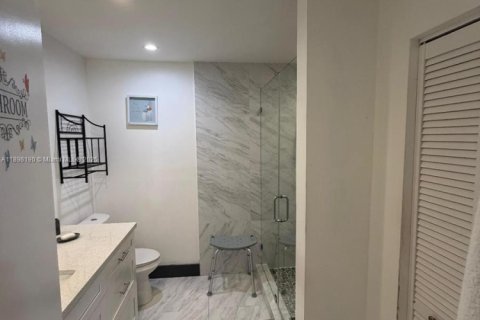 Condo in Miami, Florida, 3 bedrooms № 1949428 - photo 2
