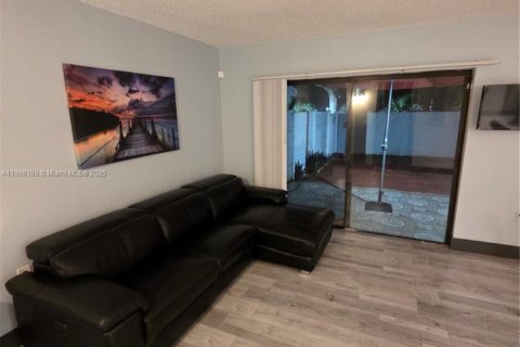 Condo in Miami, Florida, 3 bedrooms № 1949428 - photo 6