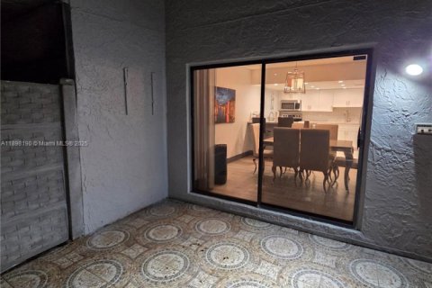 Condo in Miami, Florida, 3 bedrooms № 1949428 - photo 20