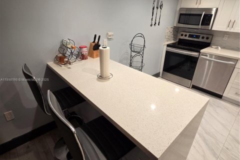 Condo in Miami, Florida, 3 bedrooms № 1949428 - photo 3