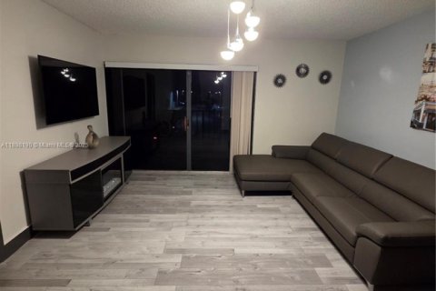 Condo in Miami, Florida, 3 bedrooms № 1949428 - photo 9