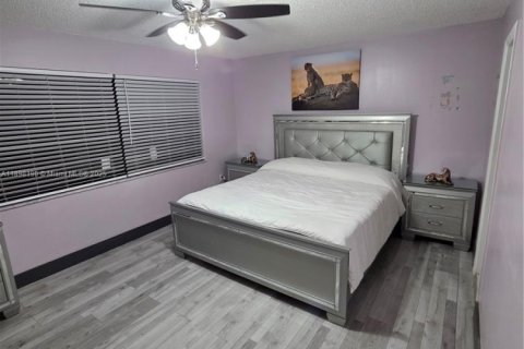 Condo in Miami, Florida, 3 bedrooms № 1949428 - photo 13