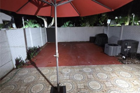 Condo in Miami, Florida, 3 bedrooms № 1949428 - photo 5