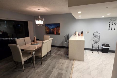 Condo in Miami, Florida, 3 bedrooms № 1949428 - photo 1