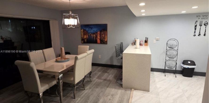 Condo in Miami, Florida, 3 bedrooms № 1949428