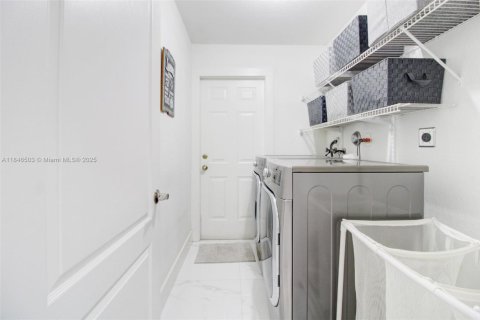 Купить виллу или дом в Хомстед, Флорида 4 спальни, 216.56м2, № 1845652 - фото 25