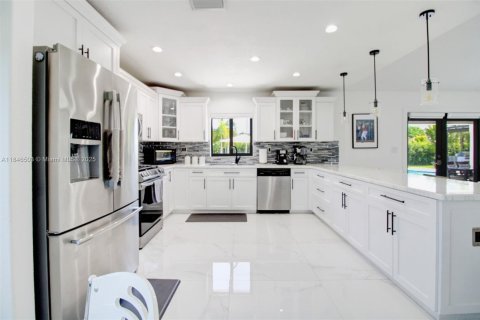 Купить виллу или дом в Хомстед, Флорида 4 спальни, 216.56м2, № 1845652 - фото 22