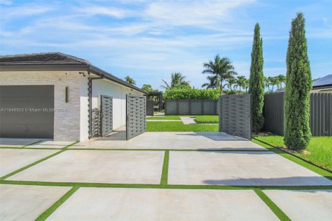 Купить виллу или дом в Хомстед, Флорида 4 спальни, 216.56м2, № 1845652 - фото 4