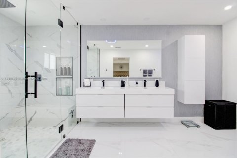 Купить виллу или дом в Хомстед, Флорида 4 спальни, 216.56м2, № 1845652 - фото 29