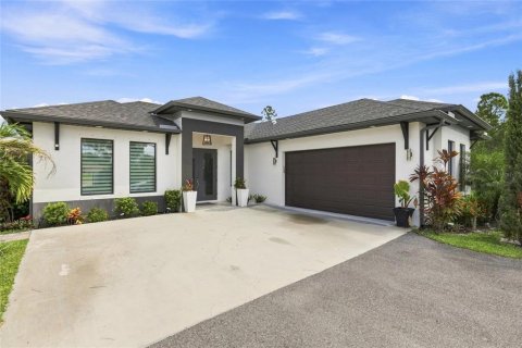 House in Naples, Florida 3 bedrooms, 139.82 sq.m. № 2412532 - photo 3