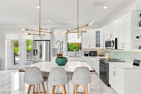 House in Naples, Florida 3 bedrooms, 139.82 sq.m. № 2412532 - photo 12
