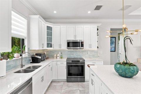House in Naples, Florida 3 bedrooms, 139.82 sq.m. № 2412532 - photo 13