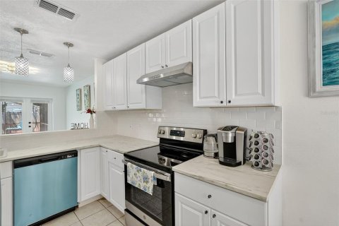 House in Palm Harbor, Florida 4 bedrooms, 196.12 sq.m. № 1893725 - photo 14