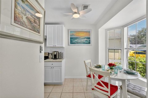House in Palm Harbor, Florida 4 bedrooms, 196.12 sq.m. № 1893725 - photo 10