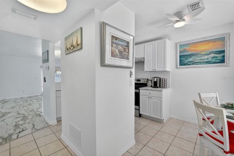 House in Palm Harbor, Florida 4 bedrooms, 196.12 sq.m. № 1893725 - photo 6