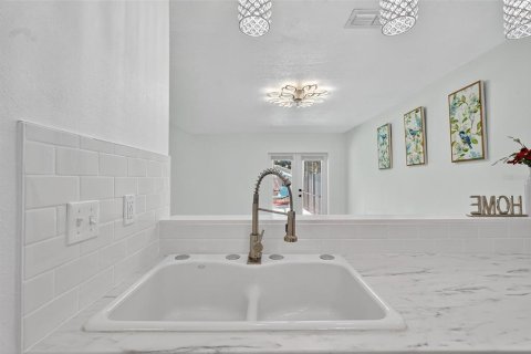 House in Palm Harbor, Florida 4 bedrooms, 196.12 sq.m. № 1893725 - photo 17
