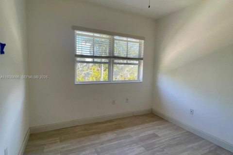 Condominio en alquiler en Doral, Florida, 3 dormitorios, 126.72 m2 № 1993799 - foto 2