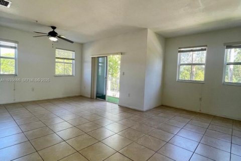 Condominio en alquiler en Doral, Florida, 3 dormitorios, 126.72 m2 № 1993799 - foto 5