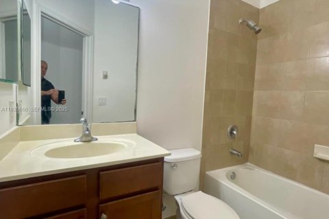 Condominio en alquiler en Doral, Florida, 3 dormitorios, 126.72 m2 № 1993799 - foto 7