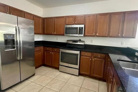 Condominio en alquiler en Doral, Florida, 3 dormitorios, 126.72 m2 № 1993799 - foto 1