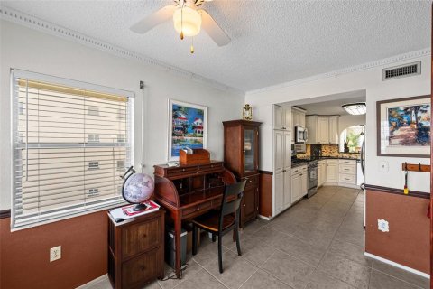 Condo in Gulfport, Florida, 2 bedrooms  № 2383706 - photo 24