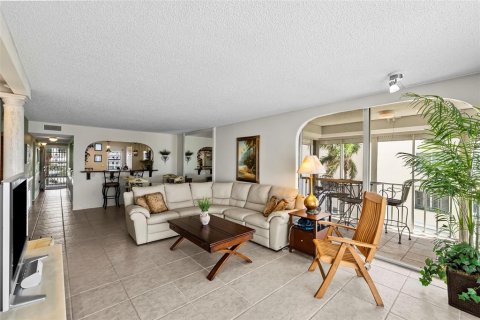 Condo in Gulfport, Florida, 2 bedrooms  № 2383706 - photo 18