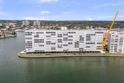 Condo in Gulfport, Florida, 2 bedrooms  № 2383706 - photo 2
