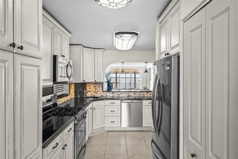 Condo in Gulfport, Florida, 2 bedrooms  № 2383706 - photo 21