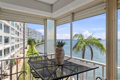 Condo in Gulfport, Florida, 2 bedrooms № 2383706