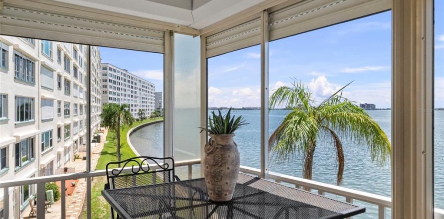 Condo in Gulfport, Florida, 2 bedrooms  № 2383706