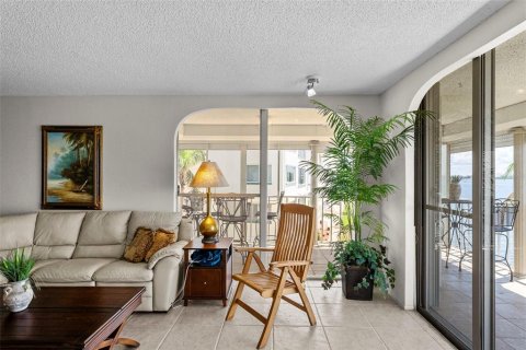 Condo in Gulfport, Florida, 2 bedrooms  № 2383706 - photo 17