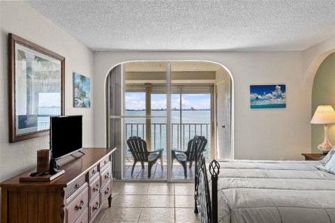 Condo in Gulfport, Florida, 2 bedrooms  № 2383706 - photo 26