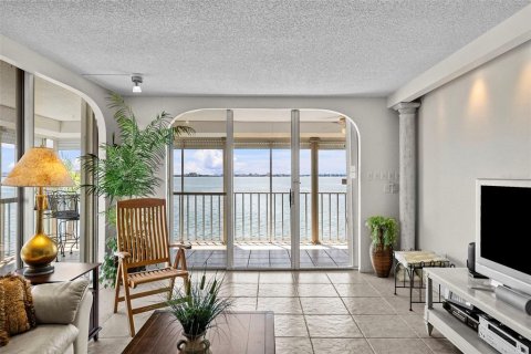 Condo in Gulfport, Florida, 2 bedrooms  № 2383706 - photo 4