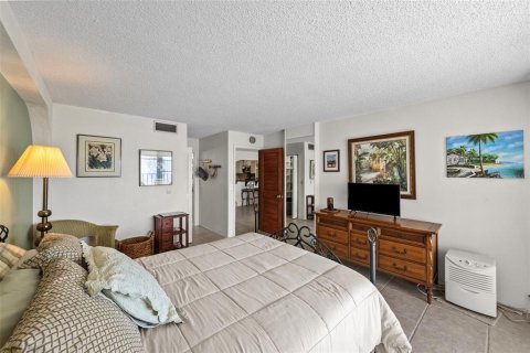 Condo in Gulfport, Florida, 2 bedrooms  № 2383706 - photo 27