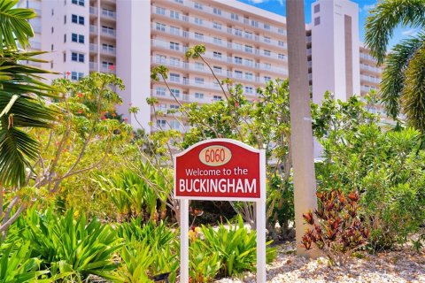 Condo in Gulfport, Florida, 2 bedrooms  № 2383706 - photo 8