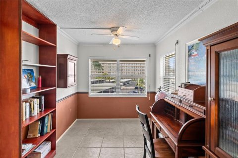 Condo in Gulfport, Florida, 2 bedrooms  № 2383706 - photo 23